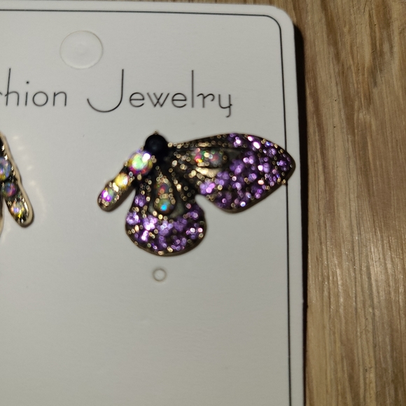 🦋🦋NEW🦋🦋Gorgeous Butterfly Earrings in Purple - Picture 6 of 7